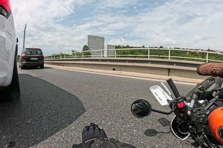Srazil krabici i chodce na přechodu, nehoda motorky a inovativní odbočování | Brněnská odchytová – dashcam